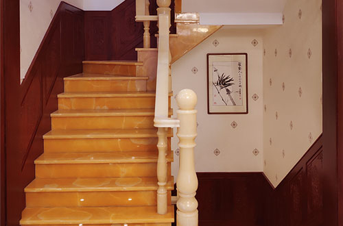 石碣镇中式别墅室内汉白玉石楼梯的定制安装装饰效果